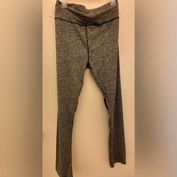 🆕Women’s plus grey leggings with pockets size 3X - Picture 6 of 13
